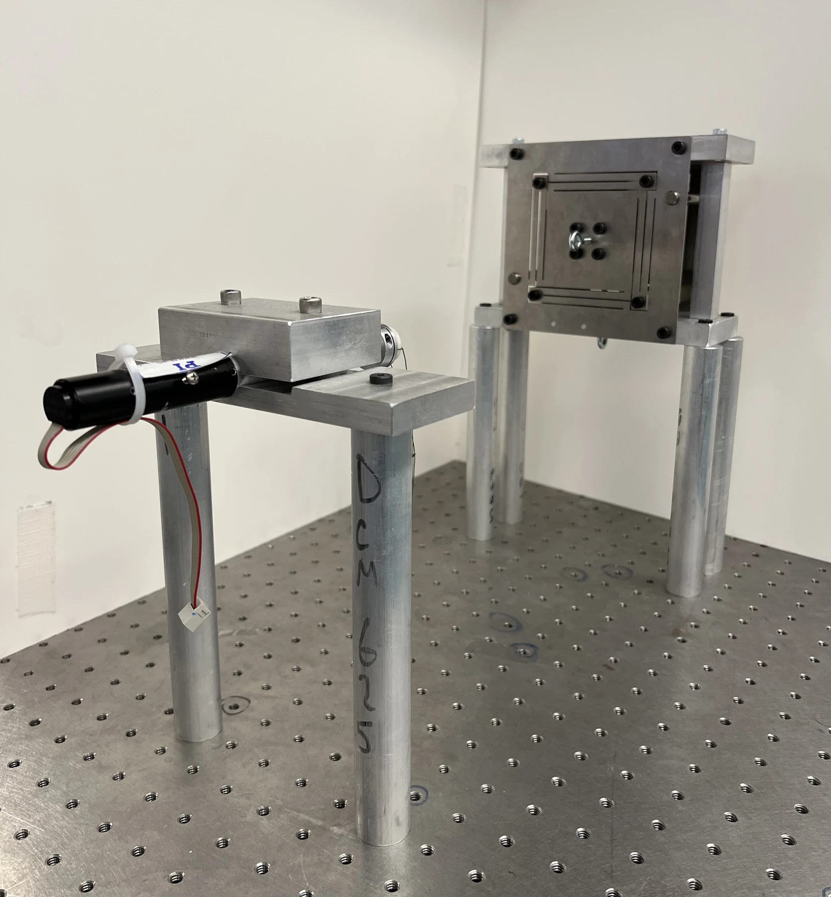 Manufactured diaphragm flexure with its capacitive measurement setup.